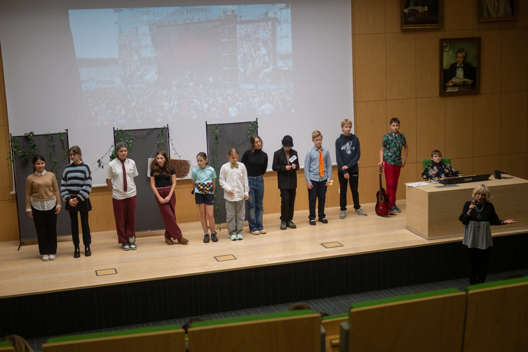 Wizyta szkolnego koła teatralnego w Uniwersyteckim Szpitalu Dziecięcym w Krakowie